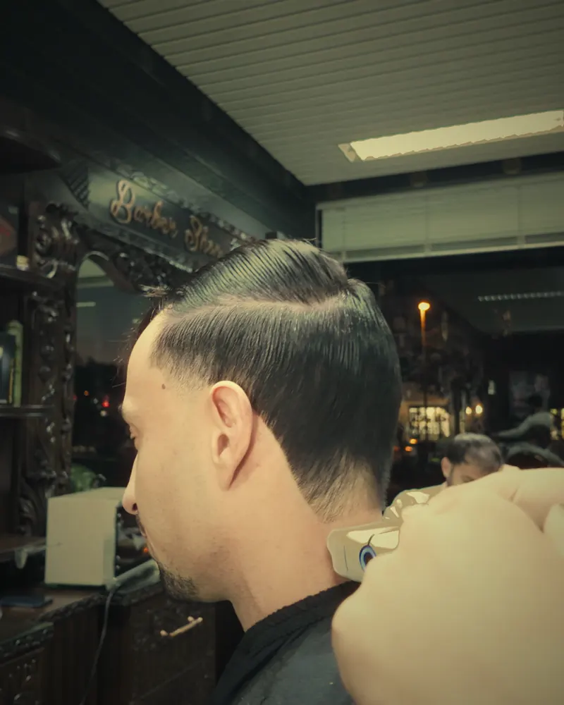 Barber setzt einen Skin Fade mit der Maschine