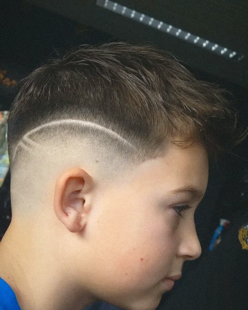 Junge mit Skin Fade und rasierter Linie